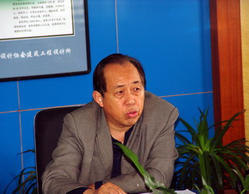 杨伦全副校长在会上发言