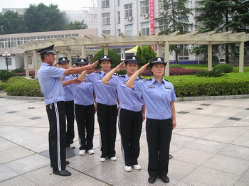 队员在进行敬礼训练